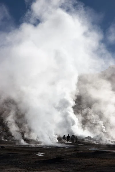 Touristes près de geyser en éruption, Chili — Photo
