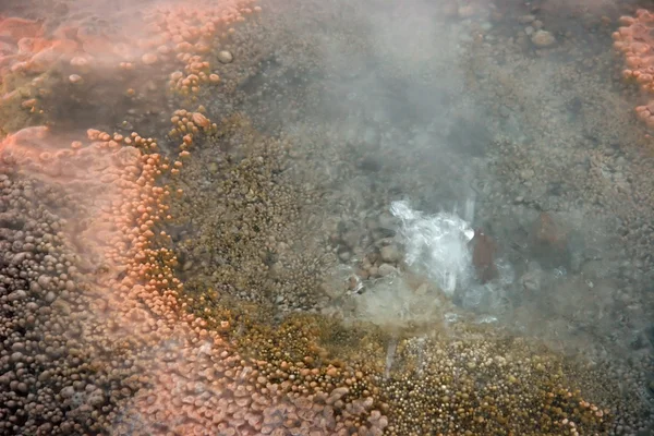 Närbild av en varmvattenberedare med orange sediment — Stockfoto
