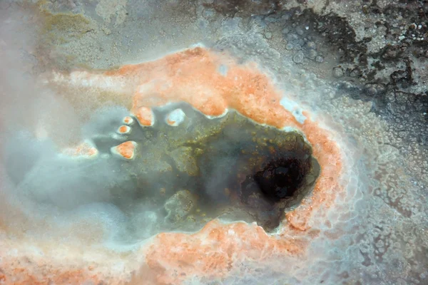 Furo de geyser com sedimentos laranja — Fotografia de Stock