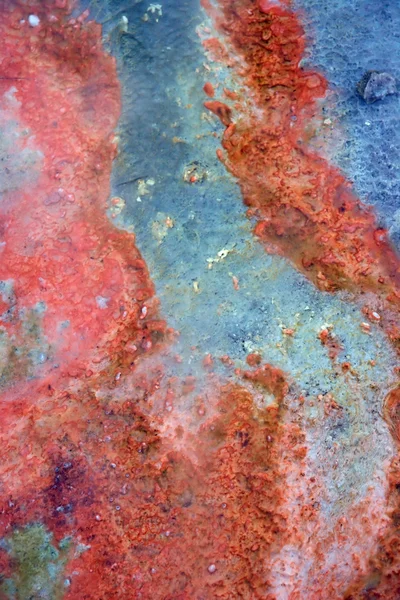 Sedimenti rossi sullo sfondo della sorgente calda Foto Stock