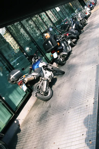 Scooters op de straat in de Milaan, ita — Stockfoto