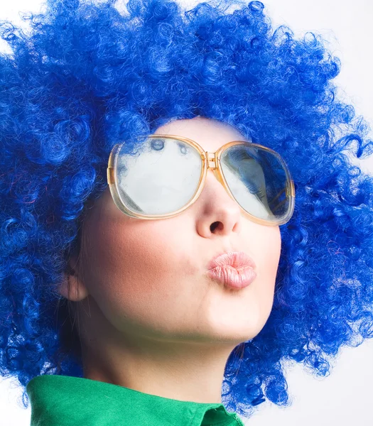Mulher feliz em peruca azul em óculos de sol — Fotografia de Stock