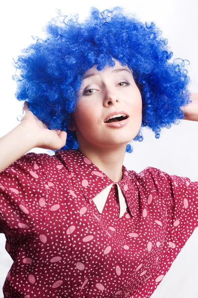 Счастливая женщина в голубом парике — стоковое фото