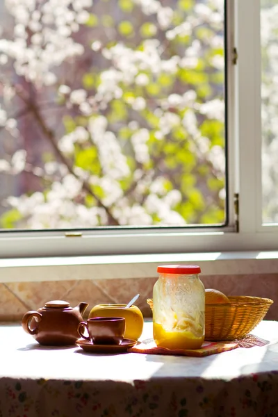 Ontbijt op het zonnige keuken — Stockfoto