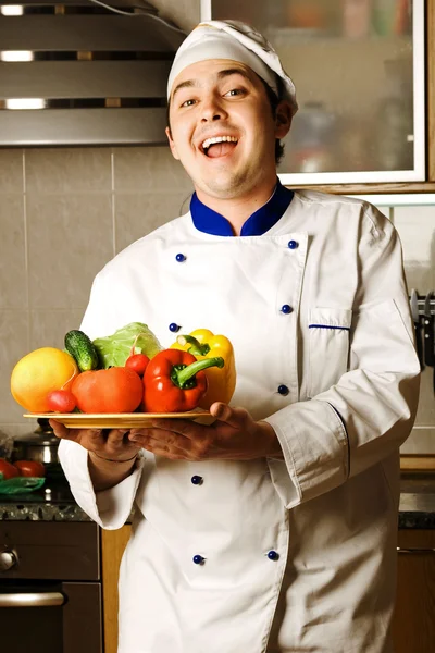 快乐的人用上厨房蔬菜 — 图库照片