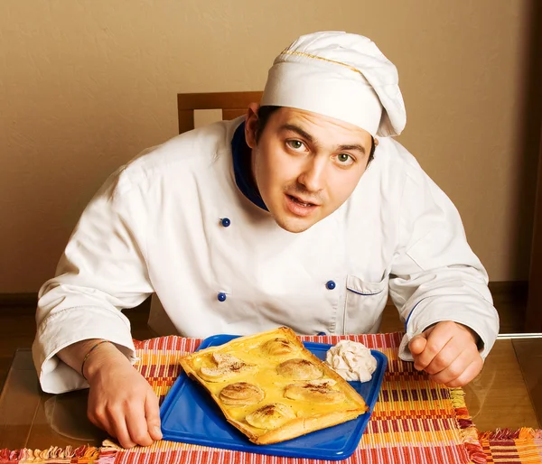 Красивый молодой шеф-повар в гостиной — стоковое фото