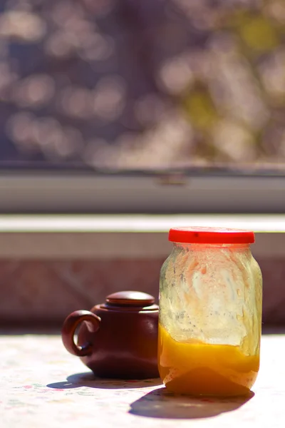 Завтрак на солнечной кухне — стоковое фото