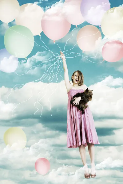 Schönheit Mädchen auf einem Luftball — Stockfoto