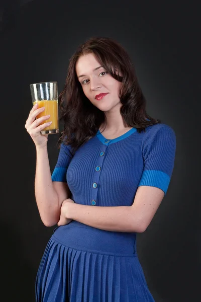 Piękna kobieta w niebieska sukienka z kobieta uroda żółty sok pomarańczowy — Zdjęcie stockowe
