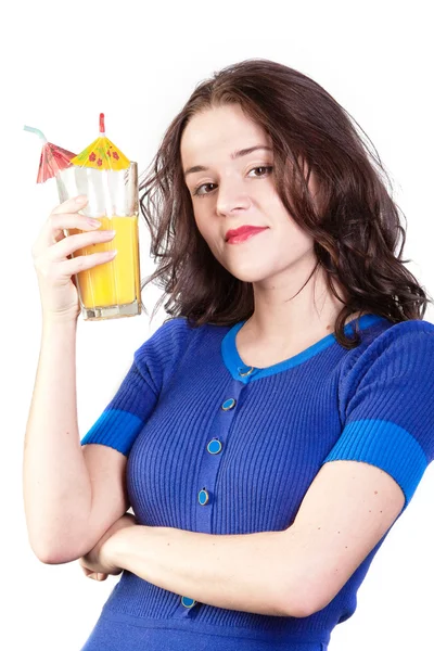 Mujer de belleza en vestido azul con jugo de naranja amarillo — Foto de Stock