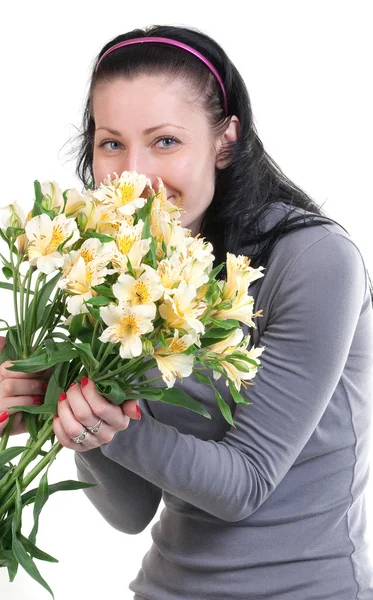 Glückliche Schönheit Frau mit gelben Blumen — Stockfoto