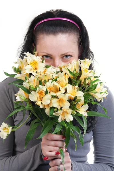 黄色的花朵的快乐的美丽女人 — 图库照片