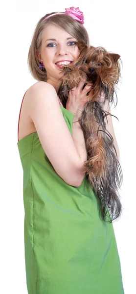 Krása šťastná mladá žena v zelených šatech s psem — Stock fotografie