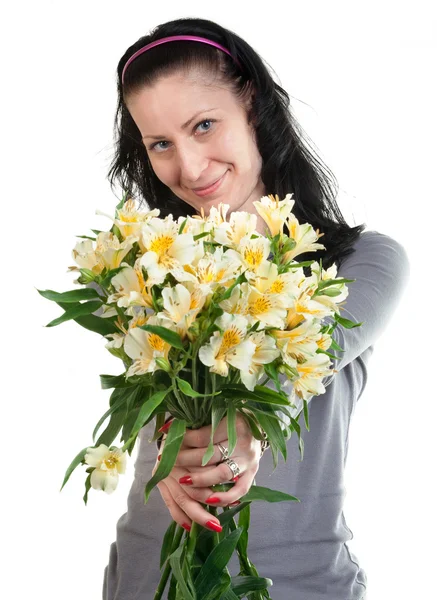 Glada skönhet kvinna med gula blommor — Stockfoto