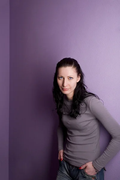 Osamělá žena truchlí na fialovém pozadí — Stock fotografie