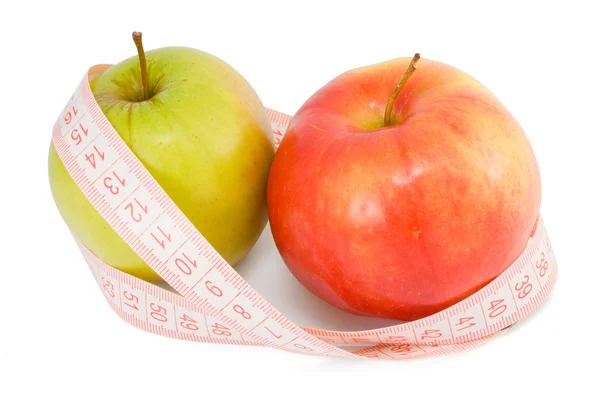 Розовая измерительная лента и два яблока — стоковое фото