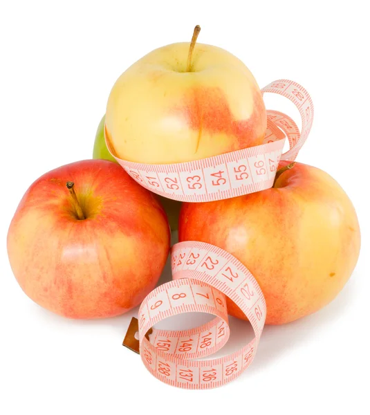 Розовая измерительная лента и яблоки — стоковое фото