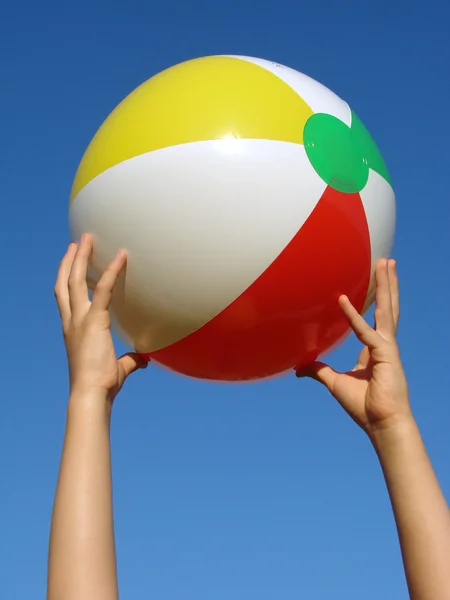 Mãos com bola de praia — Fotografia de Stock