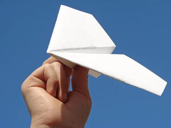 Dziecko ręki z papierowy samolot — Zdjęcie stockowe