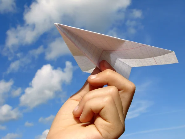 Kind hand met papier vliegtuig — Stockfoto