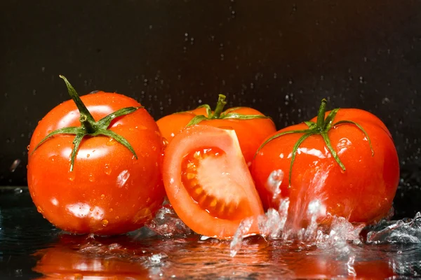 Tomater i vatten — Stockfoto