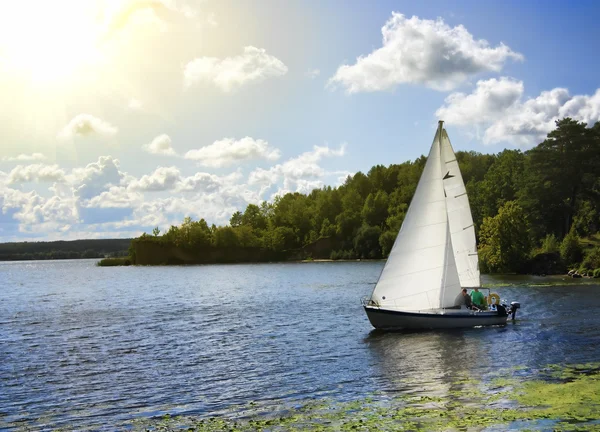 Яхта на озере — стоковое фото