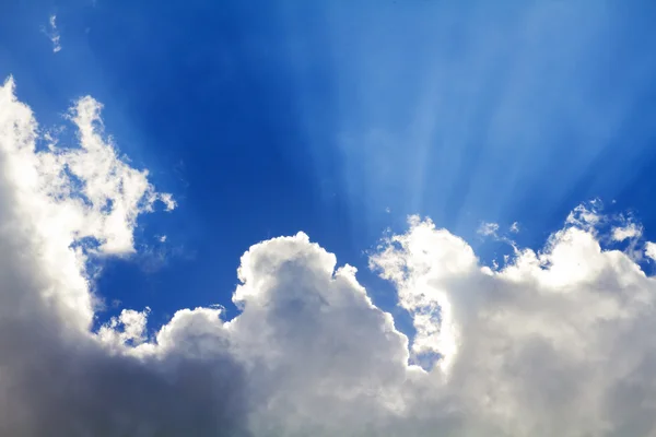 Голубое небо, солнце — стоковое фото