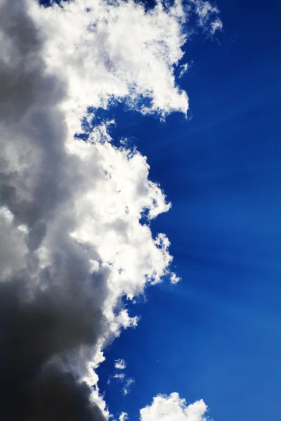 Синє небо, сонце — стокове фото