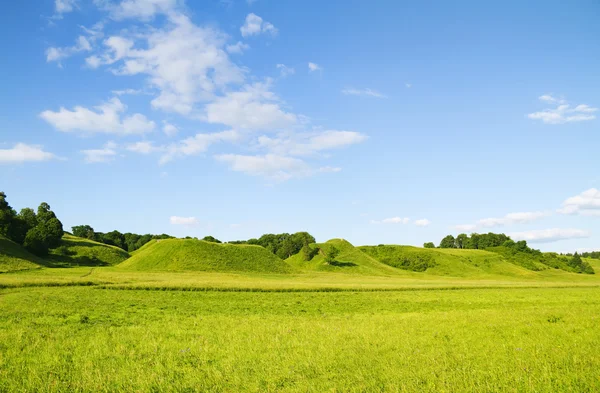 Zelený kopec modrá oblačná obloha — Stock fotografie