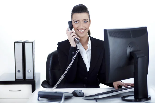Leende kvinna upptagen över telefon — Stockfoto