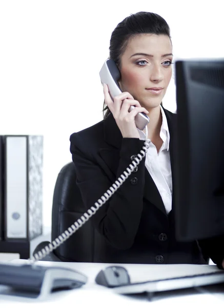 Jonge zakenvrouw waardoor een telefoongesprek — Stockfoto