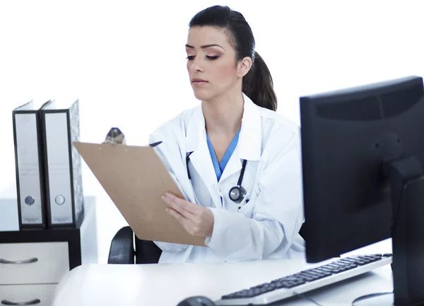 Ärztin sitzt auf ihrem — Stockfoto