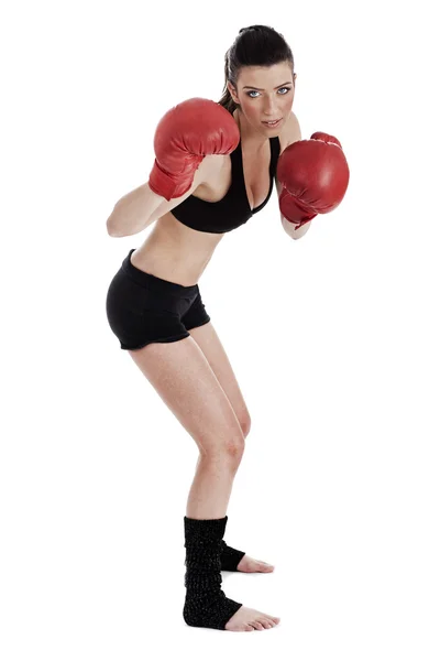 Сильная уверенная женщина, занимающаяся боксом — стоковое фото