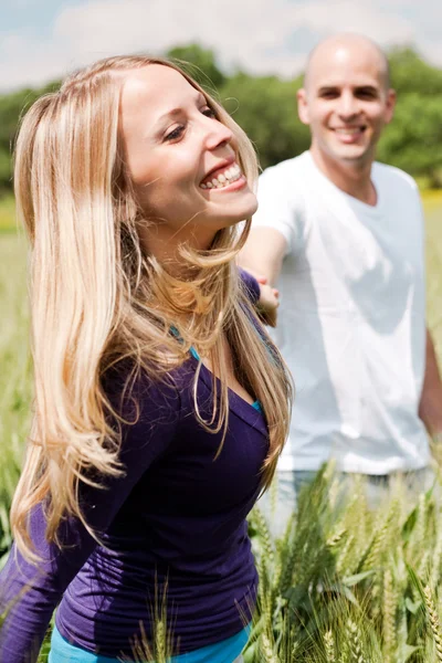 牧草地で若いカップル — ストック写真