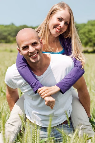 牧草地で若いカップル — ストック写真