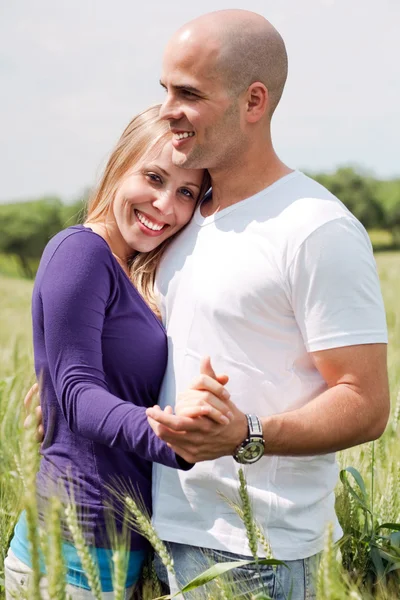 Atractiva pareja abrazando —  Fotos de Stock