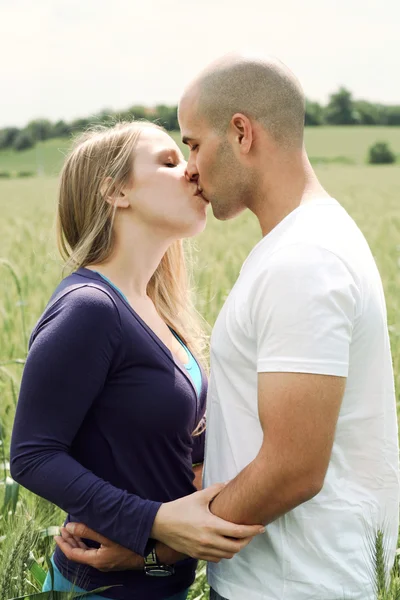 Casal beijos cada um — Fotografia de Stock