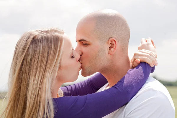 키스 커플의 아름 다운 그림 — 스톡 사진