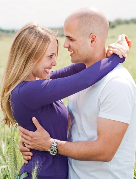 Erkek ve kadın sarılma — Stok fotoğraf