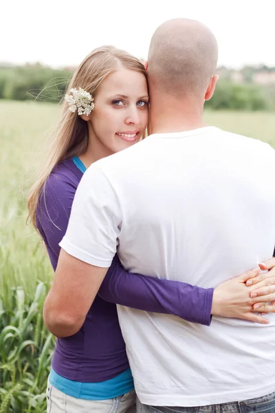Honeymoom çift birbirlerine sarılma — Stok fotoğraf