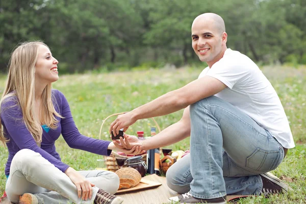 Paret sitter i filt leende — Stockfoto