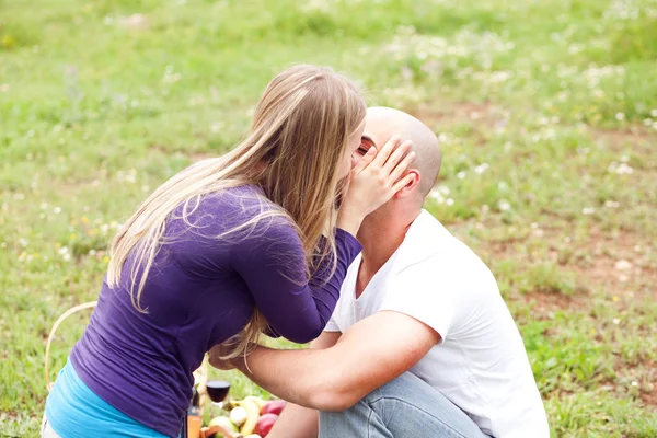 Ett attraktivt par som delar en kyss — Stockfoto