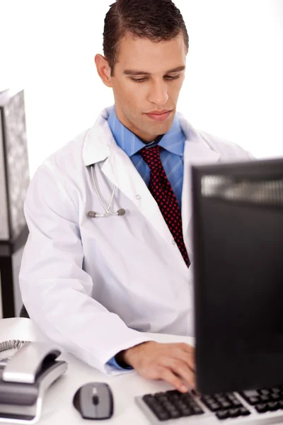 Jeune médecin travaillant sur son bureau — Photo