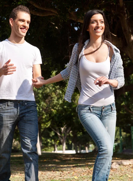 公園を走っている若いカップルは — ストック写真