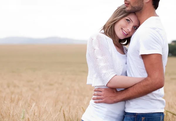Mannen en vrouw knuffelen — Stockfoto
