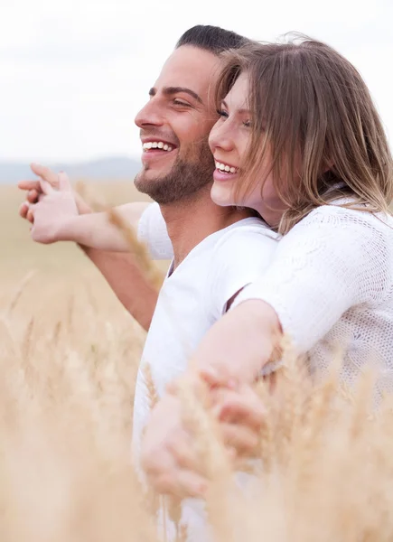 Mutlu genç çift gülümsüyor — Stok fotoğraf