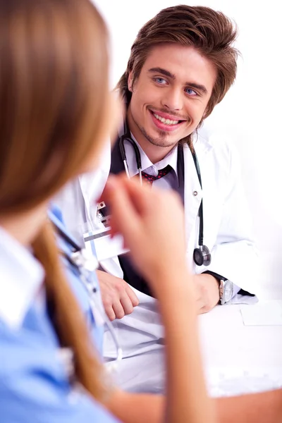 Sorrindo médico masculino olhando — Fotografia de Stock
