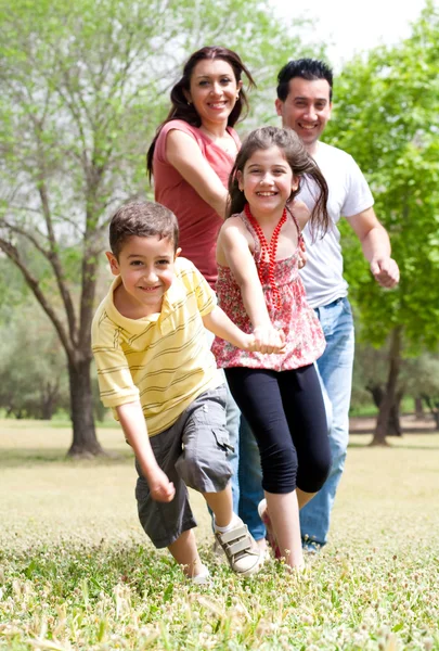 Счастливая семья веселится в парке — стоковое фото