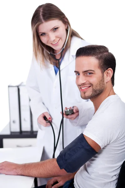 Médica verificando a pressão arterial — Fotografia de Stock