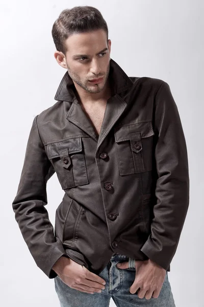 Modelo masculino joven con chaqueta marrón —  Fotos de Stock